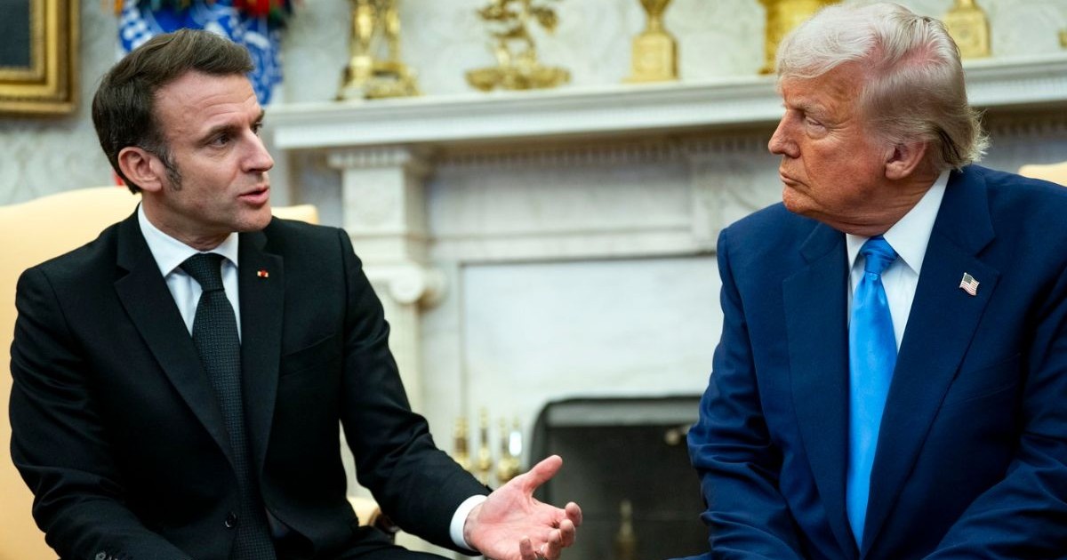 Președintele Donald Trump s-a întâlnit cu președintele Franței Emmanuel Macron în Biroul Oval de la Casa Albă din Washington, DC, luni, 24 februarie 2025