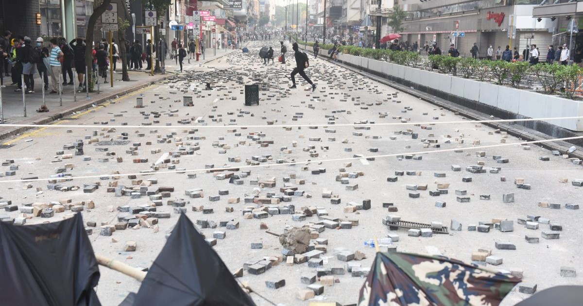 Câmp de luptă în Hong Kong. Pietre și bâte lăsate în urmă după confruntările dintre protestatari și polițiști