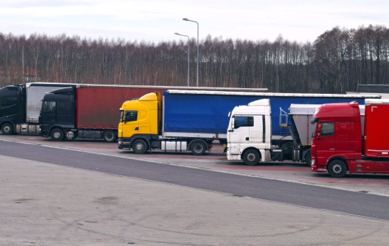 Un șofer român de TIR i-a adus o rangă unui coleg, tot român, ca să-i dea în cap altui camionagiu român, într-o parcare din Italia