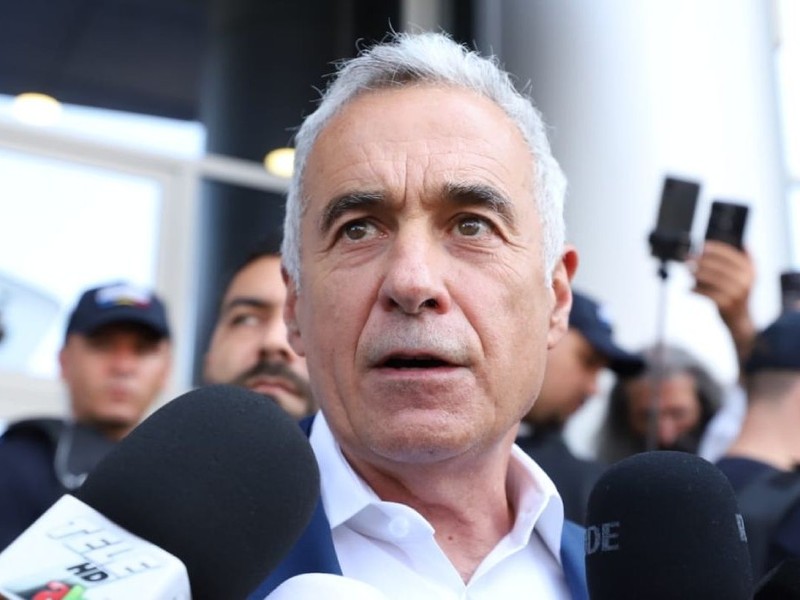 Călin Georgescu, la Înalta Curte de Casație și Justiție a României, cu microfoane în față. Sursa foto: Dumitru Angelescu / Libertatea