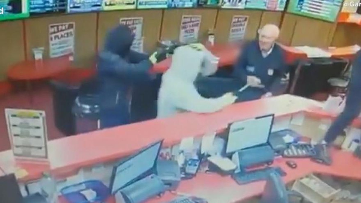 Un bătrân irlandez a oprit un jaf. Captură video cu momentul jafului