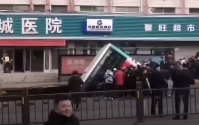 Autobuz înghițit de o groapă în mijlocul orașului. Șase oameni și-au pierdut viața