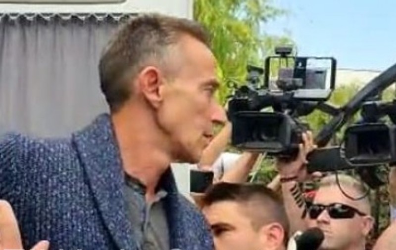 Frații Radu și Alexandru Mazăre, sub escortă, la înmormântarea mamei lor