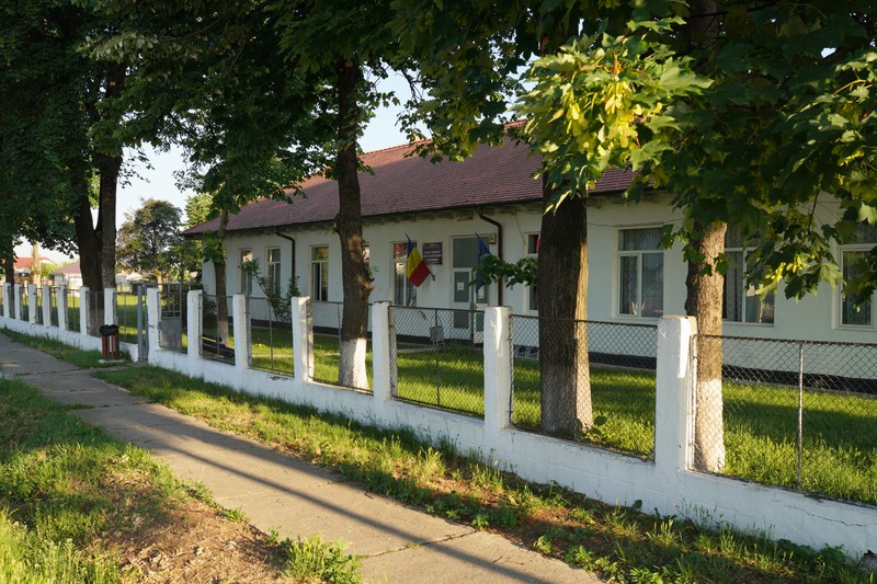 Școala din Traian, unde Iulian Ghergut a învățat, în ultima zi de cursuri, pe 9 iunie 2022. Școala s-a închis complet din lipsă de elevi.