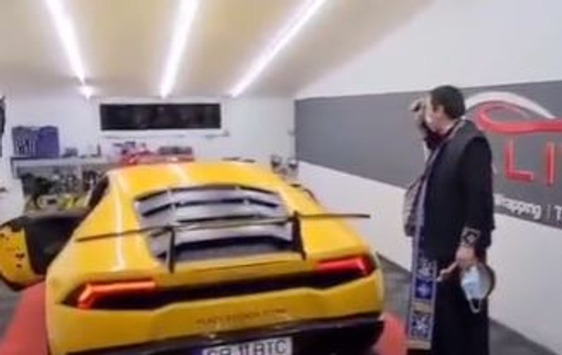 Un preot sibian a sfințit un Lamborghini de Bobotează. „Este o rugăciune specială”