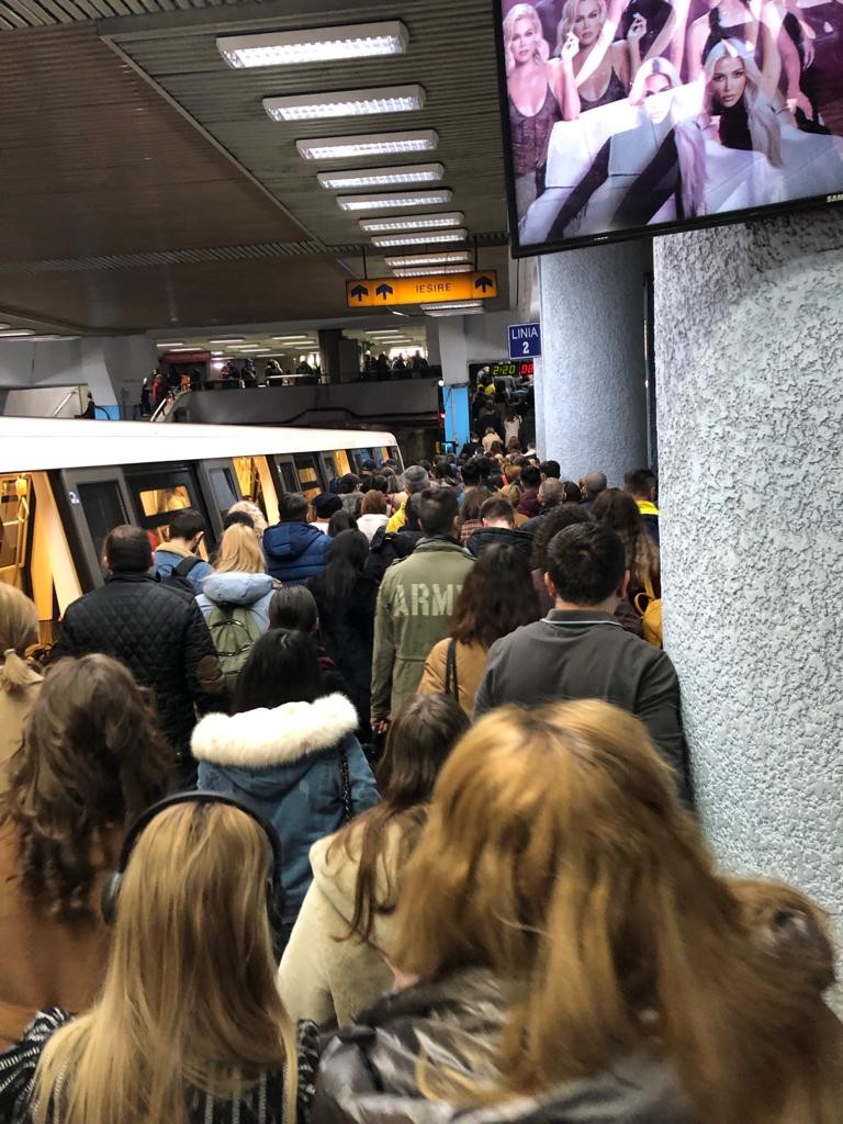 Călătorii au fost nevoiți să coboare din metrou, în urma incidentului. Circulația în stația de metrou Obor s-a reluat la ora 8.29