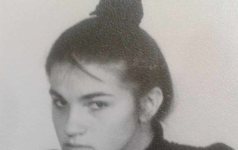 DRĂGUŢA asta este una dintre cele MAI TARI JURNALISTE DIN ROMÂNIA, pe când avea vârsta MAJORATULUI! Ce zici, SEAMĂNĂ CU TÂNĂRA DE AZI?