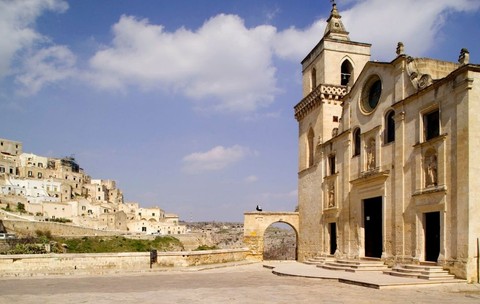 Peisaj urban și fațada unei biserici, Matera, Basilicata, Italia