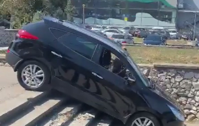 Un șofer din Constanța, filmat în timp ce coboară scările cu mașina