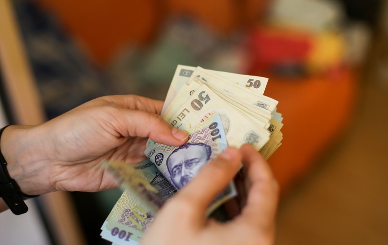 Salariul minim va creşte la 3.700 de lei brut, de la 1 iulie, anunță premierul Ciolacu