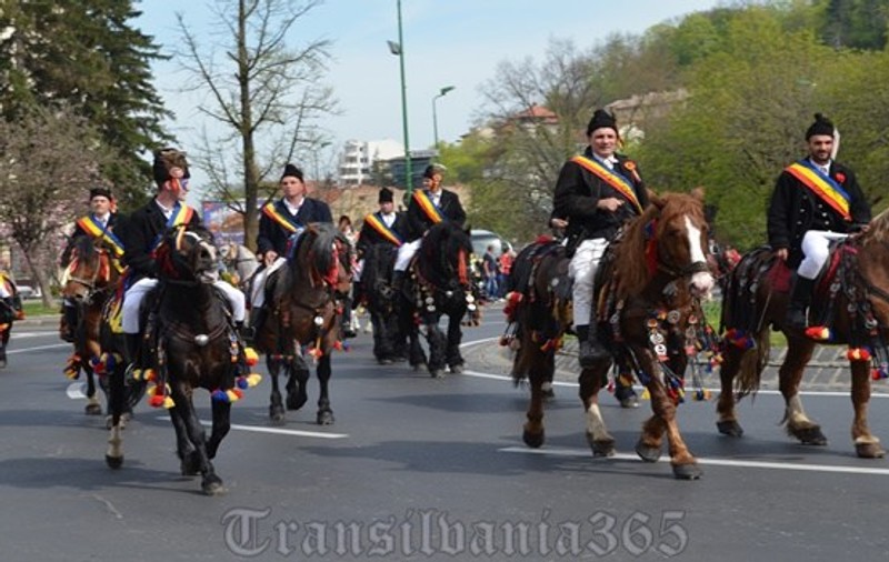 Junii Brașovului 2018. Peste 30.000 de oameni, la cea mai așteptată paradă din Duminica Tomii / FOTO&VIDEO