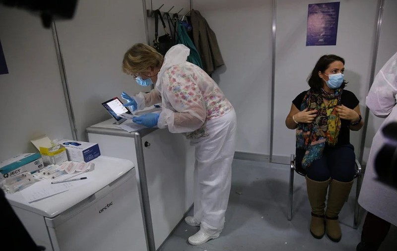 Ce nereguli a găsit DSP la Spitalul Orășenesc Deta din Timiș, unde 45 de oameni programați la vaccinare au rămas fără doze
