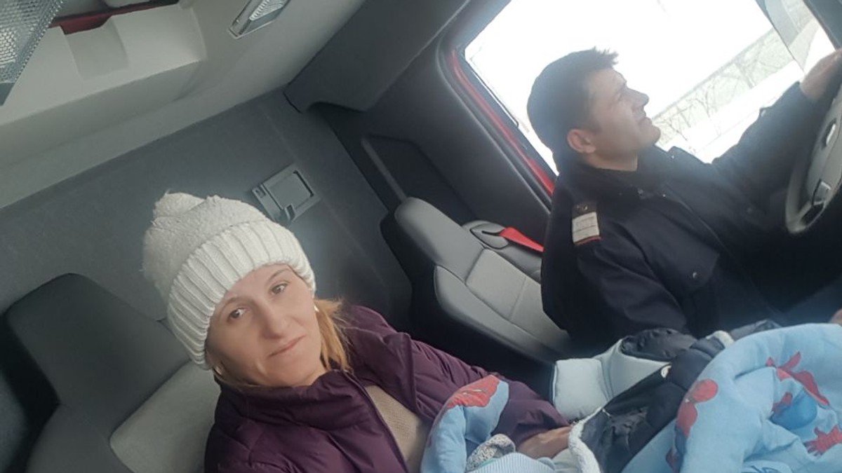 Pompierii constănțeni au ajutat o femeie cu doi copii bolnavi să ajungă la medic