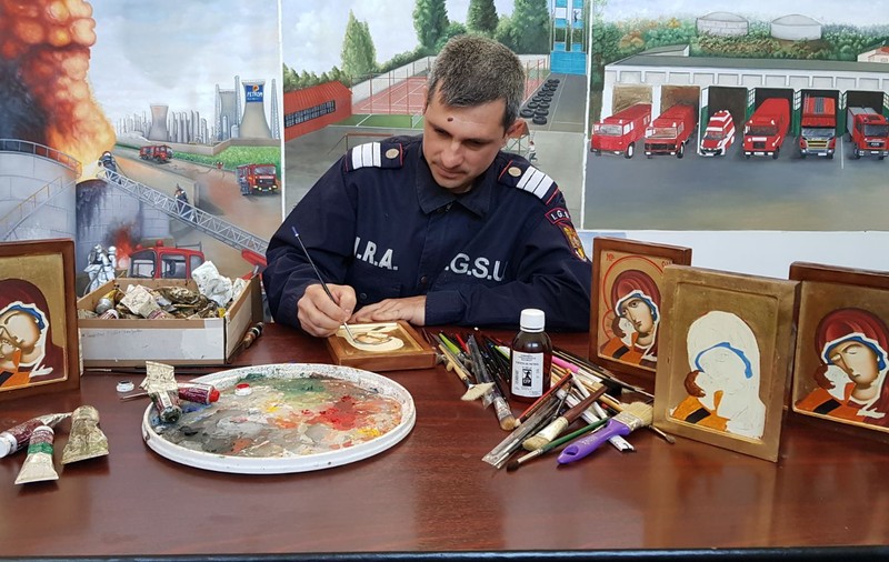 REPORTAJ/Pompierul care stinge incendii și salvează vieți este, în timpul liber, pictor de icoane. ”Nimic nu m-ar putea determina să renunț la pictură”