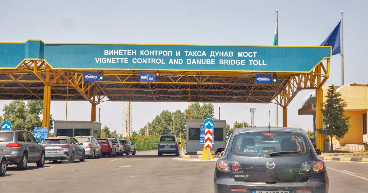 O mașină de culoare neagră se află în fața Punctului de Trecere al Frontierei Giurgiu-Ruse dintre România și Bulgaria