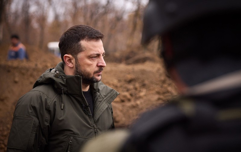 Volodimir Zelenski a vizitat cea mai tensionată zonă a frontului, la zece kilometri de trupele ruse | VIDEO