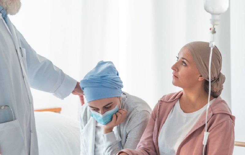 Prof. dr. Daniel Coriu: „Bagi pacientul în remisie completă, îl trimiți la transplant și el moare pe lista de așteptare”. Realitatea cruntă din centrele de transplant medular din România, supraaglomerate