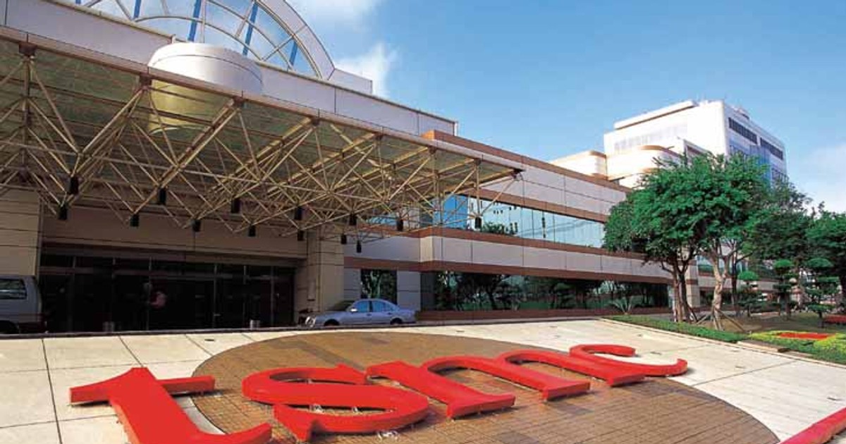 TSMC va investi 12 miliarde de dolari pentru construirea unei fabrici de cipuri în Arizona. Logo-ul TSMC la un sediu al companiei