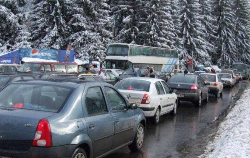 Lanț de accidente înainte de Crăciun pe DN 1 și DN 7. O persoană a murit și alte 18 au fost rănite. Mai multe persoane au ajuns la spital