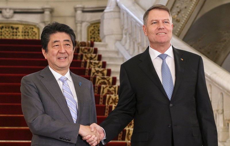 Premierul Japoniei a venit în România pentru prima oară. Shinzo Abe a fost primit de Klaus Iohannis