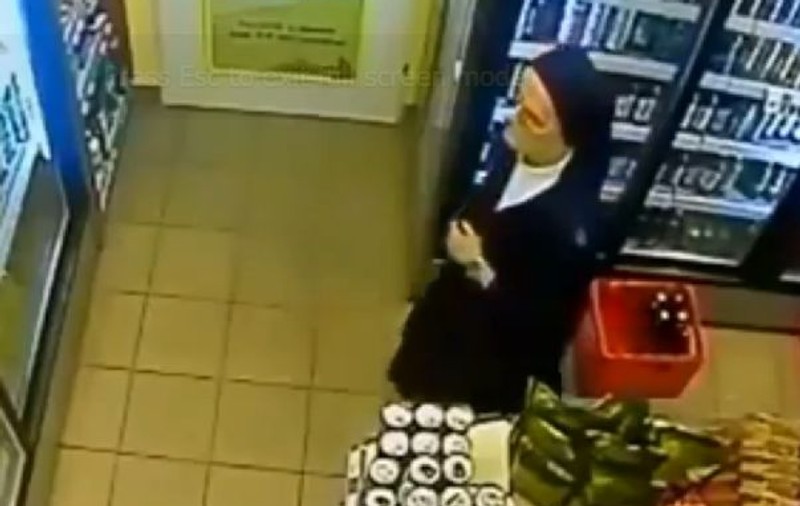 Măicuță, prinsă la FURAT de... BERE | VIDEO INCREDIBIL