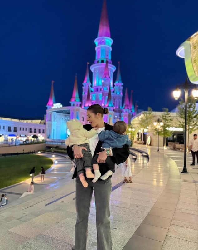 Imagini cu Roxana Nemeș și gemenii ei în vacanță, în Turcia. Cât costă sejurul la resortul de cinci stele din Antalya