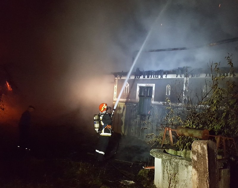 FOTO/ Casa artistei de muzică populară, Laura Lavric, mistuită de flăcări. Pompierii au intervenit cu șapte autospeciale