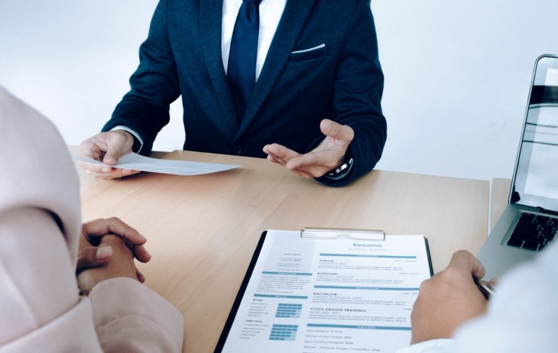 Excepțiile din Ordonanța trenuleț: companiile de stat cu pierderi pot da prime și se pot face angajări