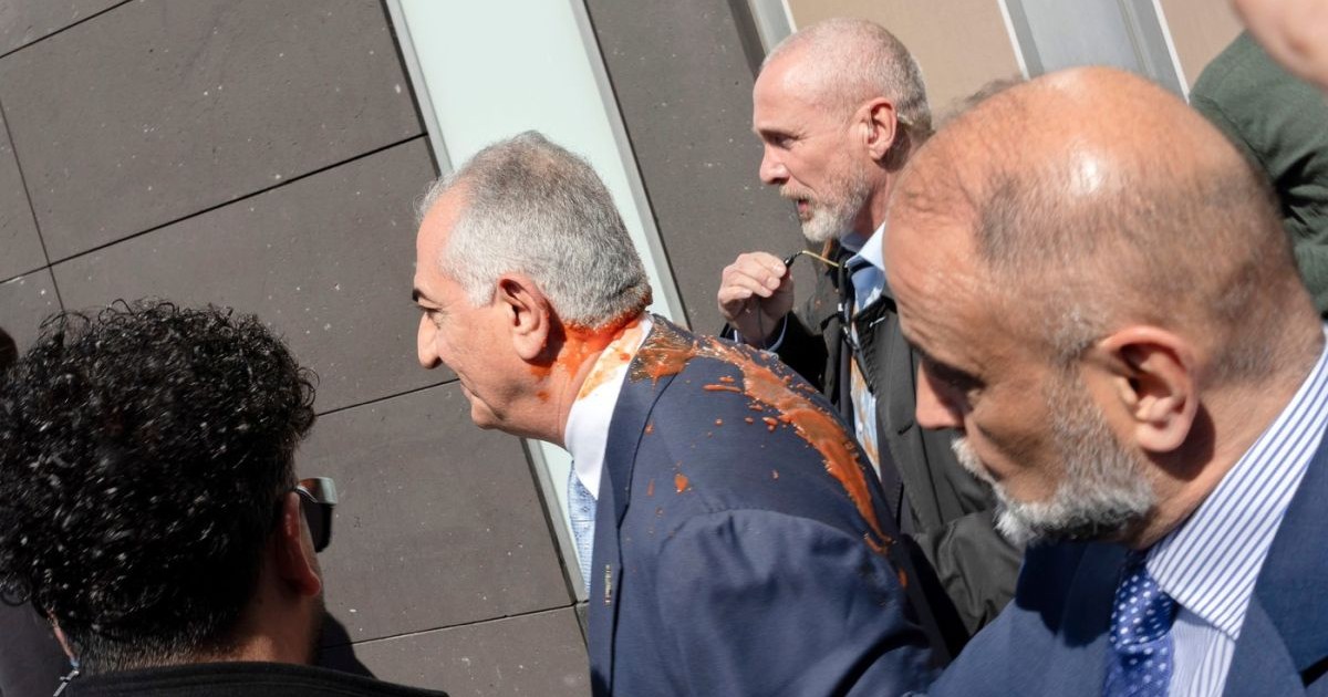Reza Pahlavi, aflat în exil, a fost stropit cu un lichid roșu în timp ce părăsea clădirea Conferinței de Presă Federale din Berlin, Germania, 23 aprilie 2026
