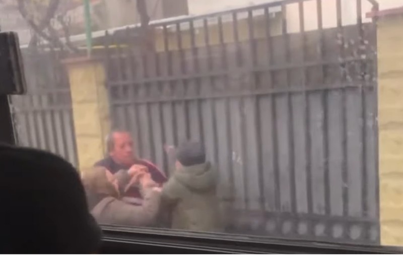 VIDEO | Un șofer de autobuz din Constanța a coborât într-o stație și a lovit un bărbat. Victima a ajuns la spital