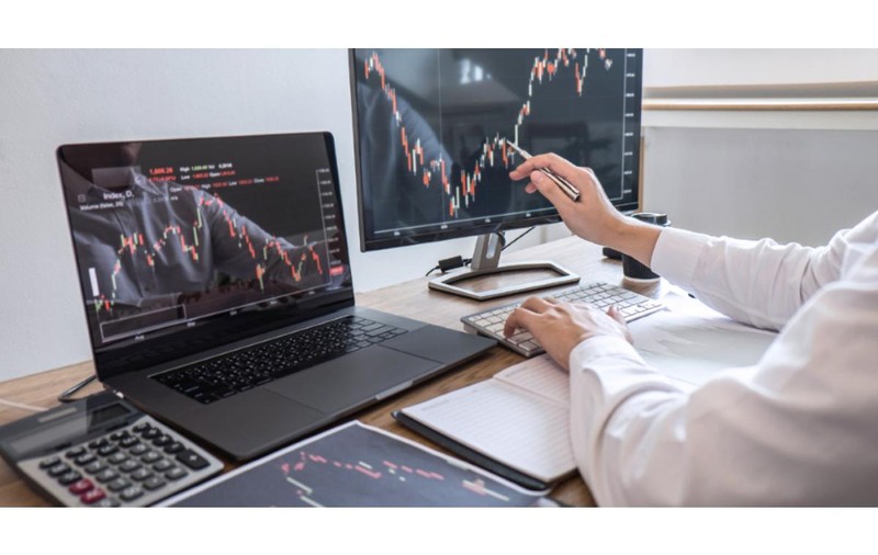 De la birou la bursă: generația tânără din România descoperă day trading-ul. 