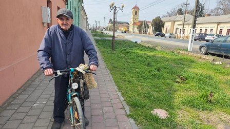 Un pensionar din comună este circumspect: „Nu cred că poate să facă față apa asta la toată comuna”