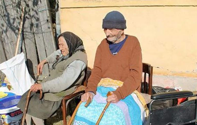 VIDEO | Gest emoționant pentru doi bătrâni de 90 de ani, care trăiau în condiții inumane, în Timiș! Zeci de voluntari le-au venit în ajutor