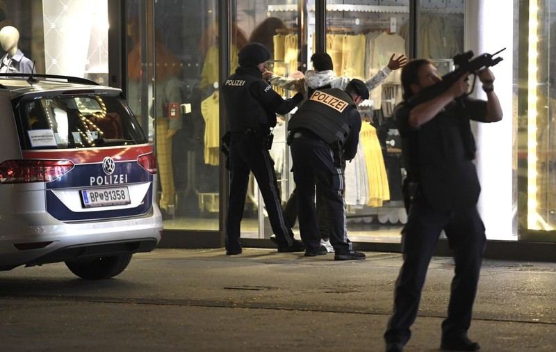 Autorul atacului din Viena a acţionat singur. În iulie, a încercat să cumpere muniție din Slovacia, iar poliția știa