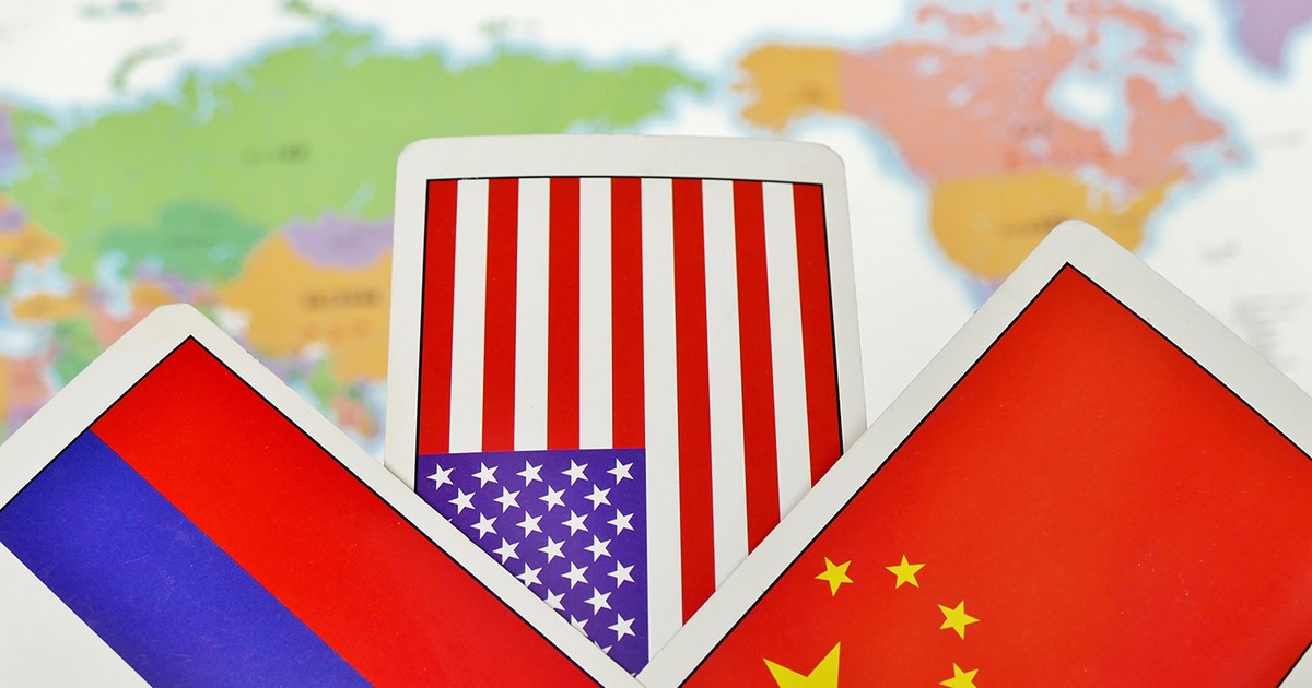 Drapelul național al Rusiei și Chinei pe steagul american cu fundalul hărții lumii