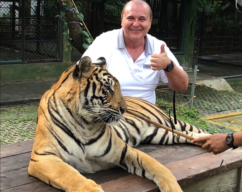 Milionarul Nick Rădoi a împlinit 55 de ani și a sărbătorit în Thailanda! ”Călare” pe elefant și la poză cu tigrul