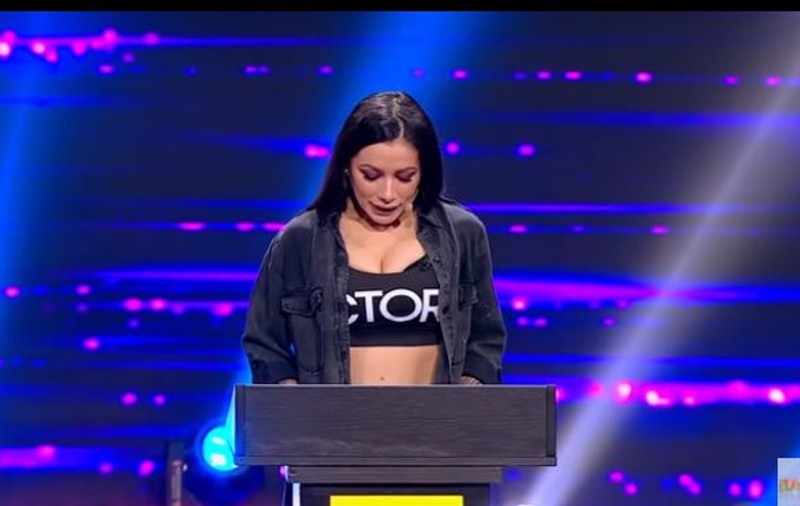 Roxana Vancea l-a luat la țintă pe Mihai Bendeac într-un număr de roast. "Mă întreb mereu cu ce am greșit să dorm în pat cu perversul de pe Târgu Ocna" | VIDEO