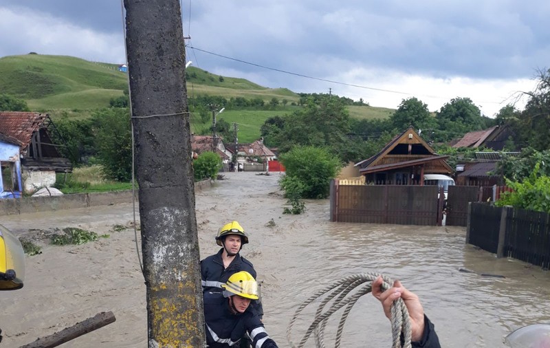 Inundații în Vânători, județul Mures, după ploile torențiale. Zeci de locuințe, invadate de șuvoaie. Încep evacuările / FOTO
