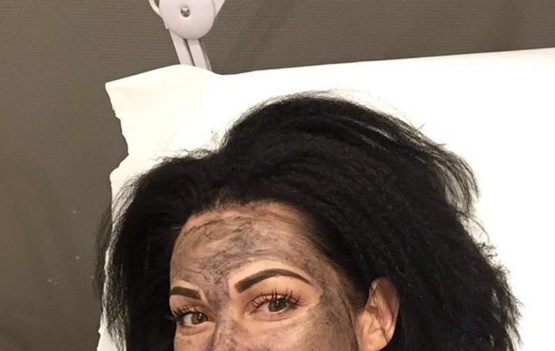 FOTO EXCLUSIV/ Zici că a căzut cu fața în noroi! Asta e cea mai ”murdară” postură în care Nicoleta Luciu s-a lăsat pozată