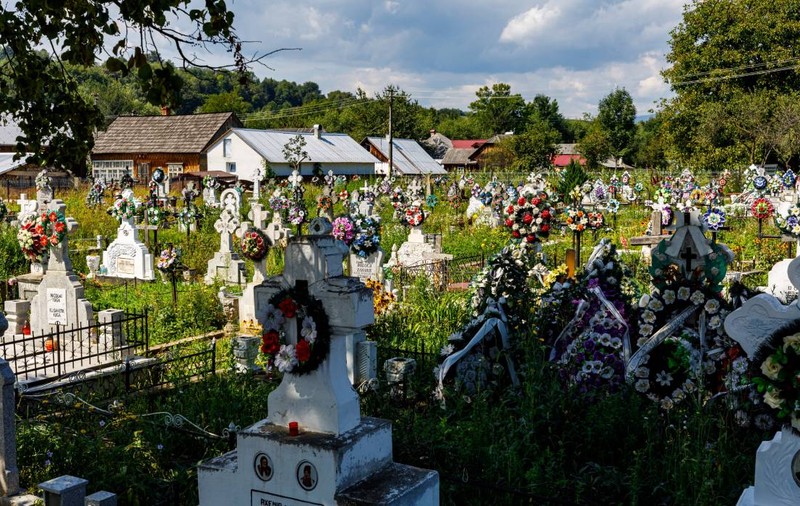 Orașul din România unde locuitorilor li s-a interzis să mai pună coroane funerare artificiale în cimitire