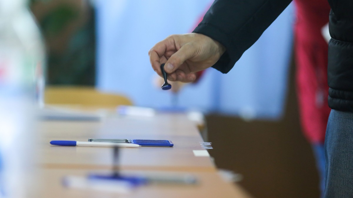 Live Text Prezenţa la vot alegeri prezidenţiale 2024, turul I şi referendum Bucureşti - Imagine cu stampile si buletine de vot într-o sectie de vot.
