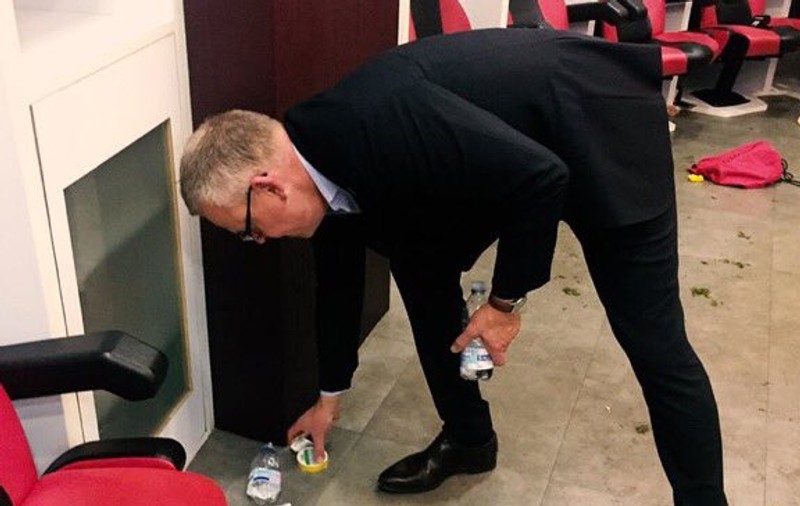 Ce lecție! Selecționerul echipei de fotbal a Suediei, Janne Andersson, a făcut curat în vestiar după calificarea la CM 2018