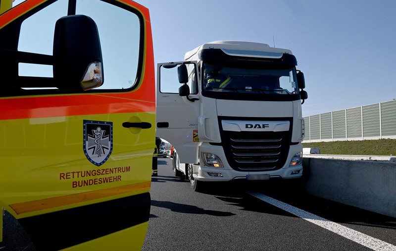 Femeie urcată în mers în cabină, ca să oprească TIR-ul unui șofer român care murise cu capul pe volan, în Austria