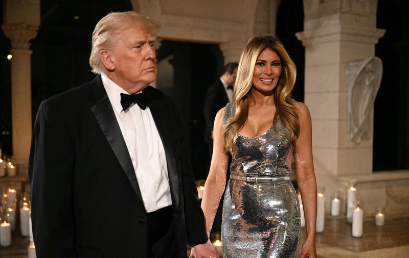 Cât costă rochia argintie purtată de Melania Trump de Revelion 2026. A strălucit la brațul președintelui la petrecerea de la Mar-a-Lago