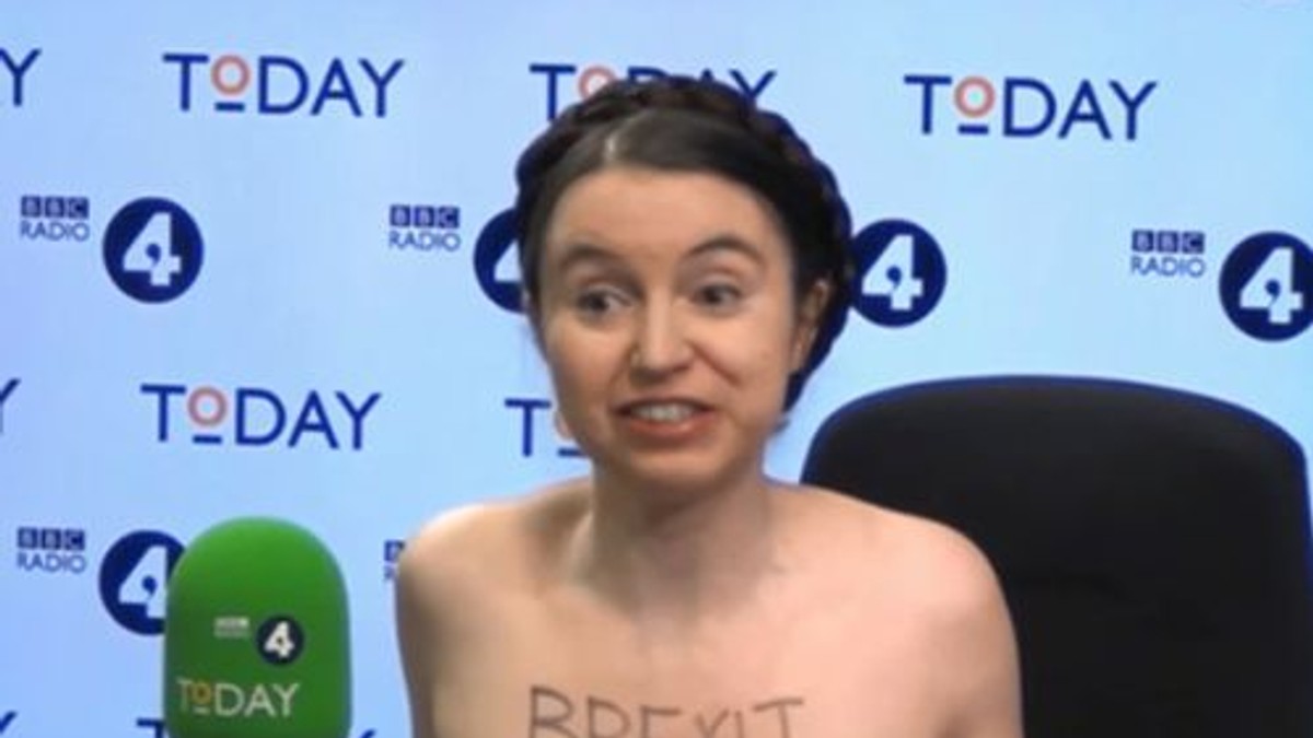 O profesoară a rămas goală pușcă în timpul unui interviu în semn de protest față de Brexit