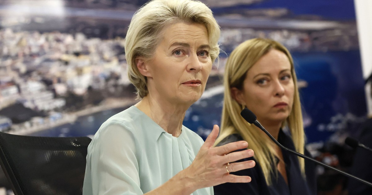 Ursula von der Leyen (în prim-plan) și Giorgia Meloni în timpul unei vizite pe insula Lampedusa Foto: Hepta