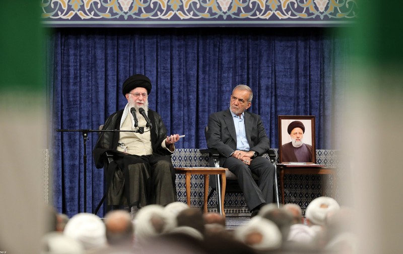 Noul președinte iranian, Masoud Pezeshkian, îl roagă pe ayatollahul Ali Khamenei să evite un război cu Israelul | Iran International