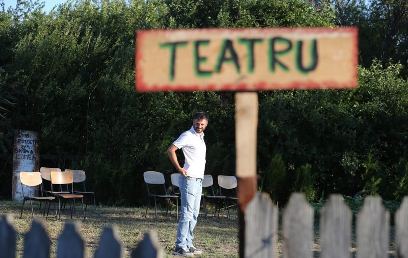 VIDEO | Un tânăr regizor face educaţie pentru copii într-un oraş fără buget pentru cultură: “În Făurei, poţi merge la fotbal, la Bănel, sau poţi veni la teatru. Altă alegere nu ai”