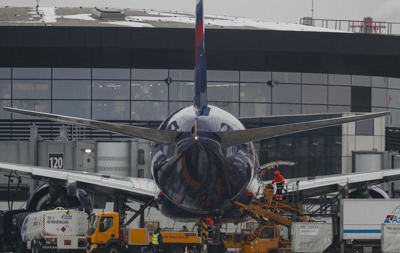 Reuters: Rusia dezmembrează avioane pentru a avea piese de schimb