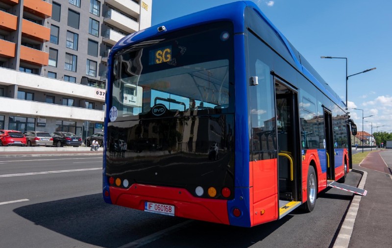 Opt autobuze electrice și un tramvai nou au ajuns la Oradea. Până la finalul săptămânii vor mai veni 17 autobuze